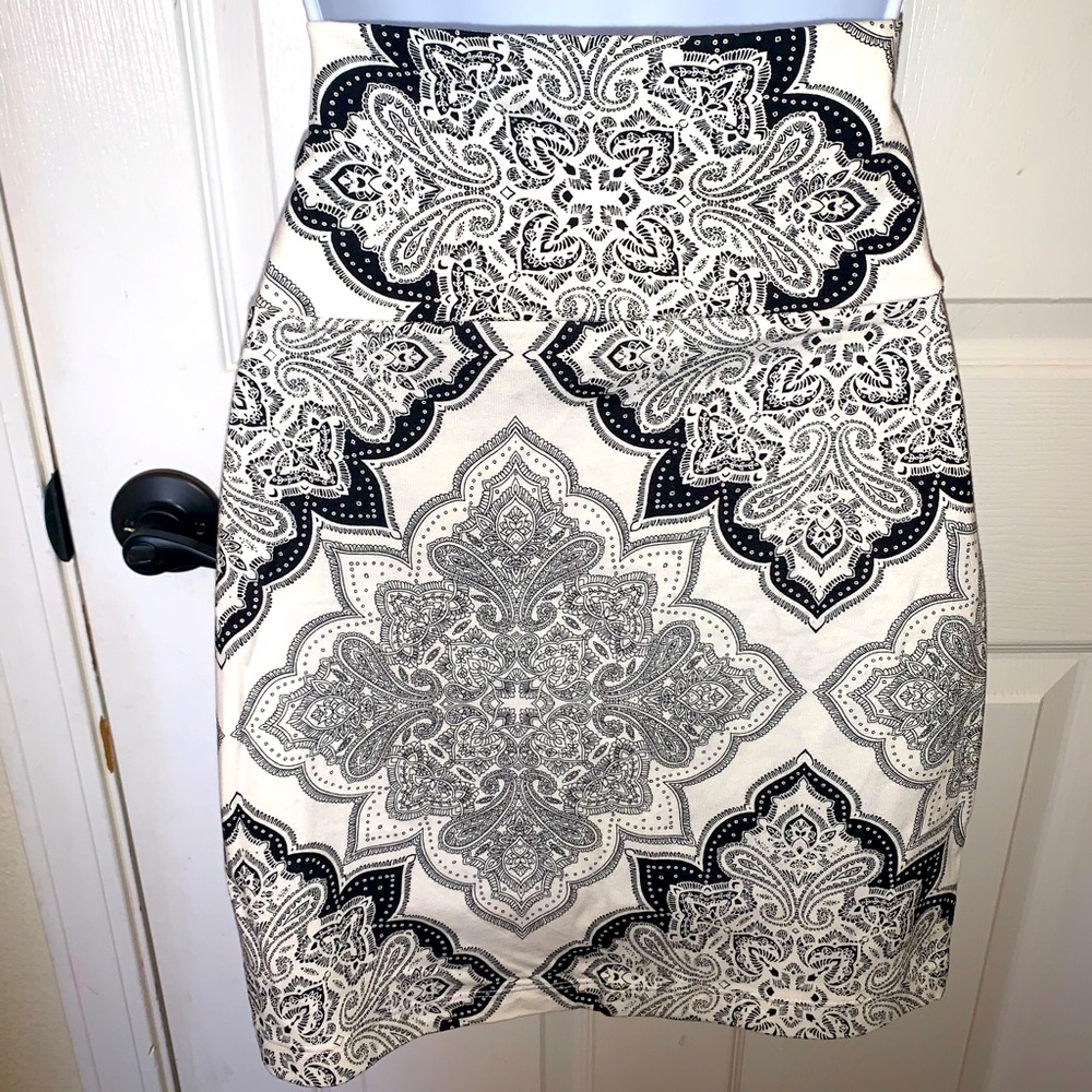 🌹New Charlotte Russe black/white damask skirt